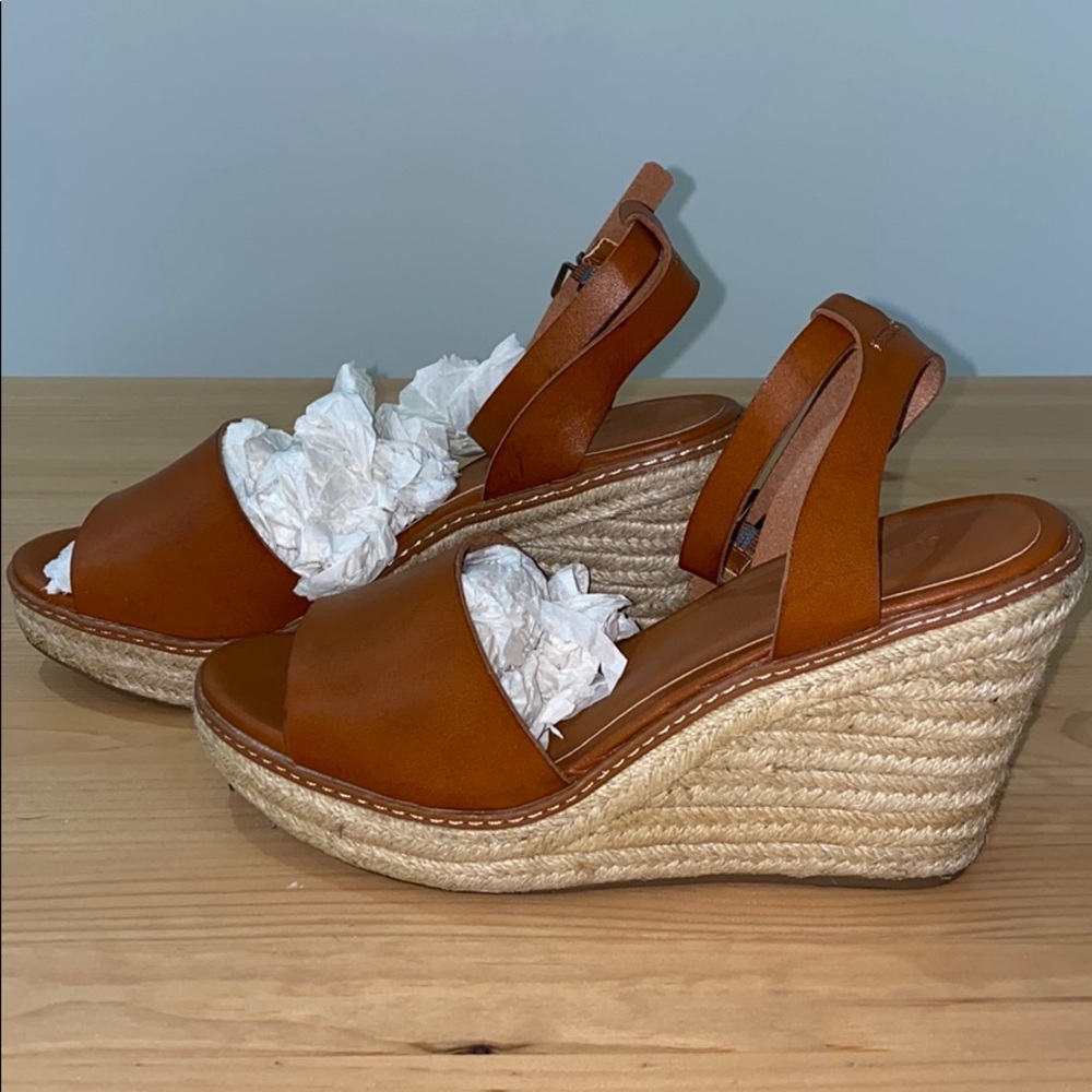 Old Navy wedge heel. Jute like bottom material.